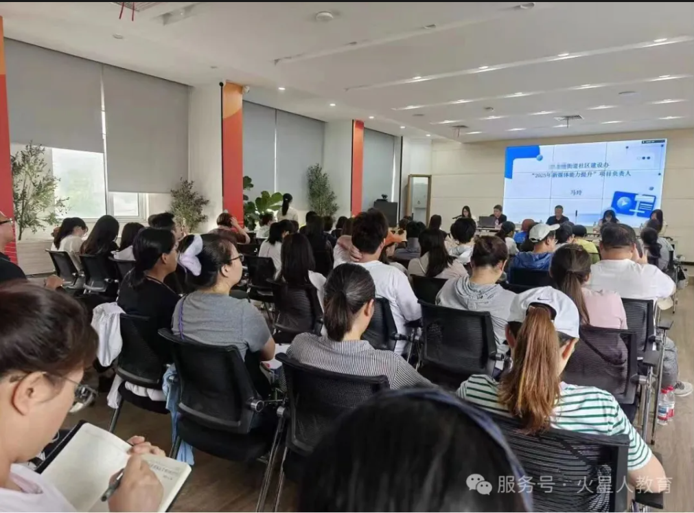 现场座无虚席,同学们正在认真学习
